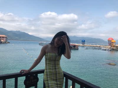 宝贝很好看，穿着修身显瘦，显身材，喜欢。料子也很舒服～像游泳衣的布料，弹性。身高163.体重101,可参考。客服态度很好，物流很快。在海南旅游用的，好评！