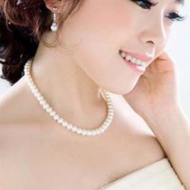 An imitation pearl round bright light white freshwater pearl necklace sending mother to give her mother-in-law