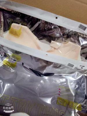 面料很不错。柔软。上身试了一下。很舒服。卖家服务态度很好，发货也挺快的。很给力