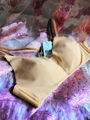 内衣质量不错 摸起来柔软 聚拢效果不错 挺好的 款式颜色也很漂亮 价格实惠棒棒哒