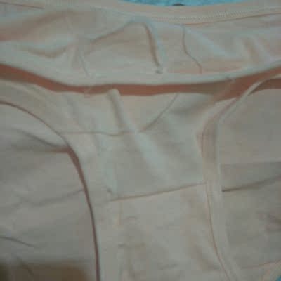 到货三天，快递才送来，还送了一条内裤，线头太多