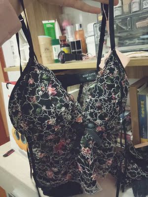 棒棒哒,真的好好看,从来没买过这么性感的内衣,但是这个好像对大胸妹子不太友好,我可能需要减减肥才能套住,但是就算我穿不了也一样喜欢啊,加油减肥!!!! 棒棒哒,真的好好看,从来没买过这么性感的内衣,但是这个好像对大胸妹子不太友好,我可能需要减减肥才能套住,但是就算我穿不了也一样喜欢啊,加油减肥!!!!