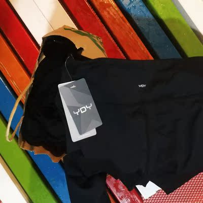 刚收到快递就迫不及待的穿到健身房了，面料很光滑，贴身但是没有紧绷束缚的感觉，也很修饰体型，透气感强，穿着这样的塑身衣健身真是提高健身质量和去健身房的次数，准备在回购一个运动背心，真的是平价中的高端健身服了[强][强][强]