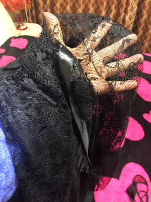 店家服务态度很好，物流也很快，介绍的尺寸很标准！蕾丝手感柔软，摸上去很舒服，老公说非常性感！