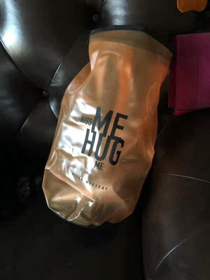 泳衣质量无敌的好，厚实不透，非常大方性感！小包包颜色也漂亮，特别小敏客服也服务周到，推荐号码➕包包颜色都是适合我的！一次完美的购物！快递也非常快！一个字，太好了