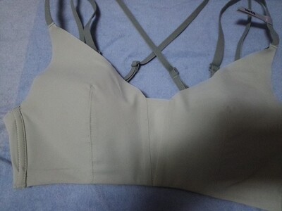 内衣质量不错，做工精细，尺码刚刚好，穿着蛮舒服的呢，不错哟。