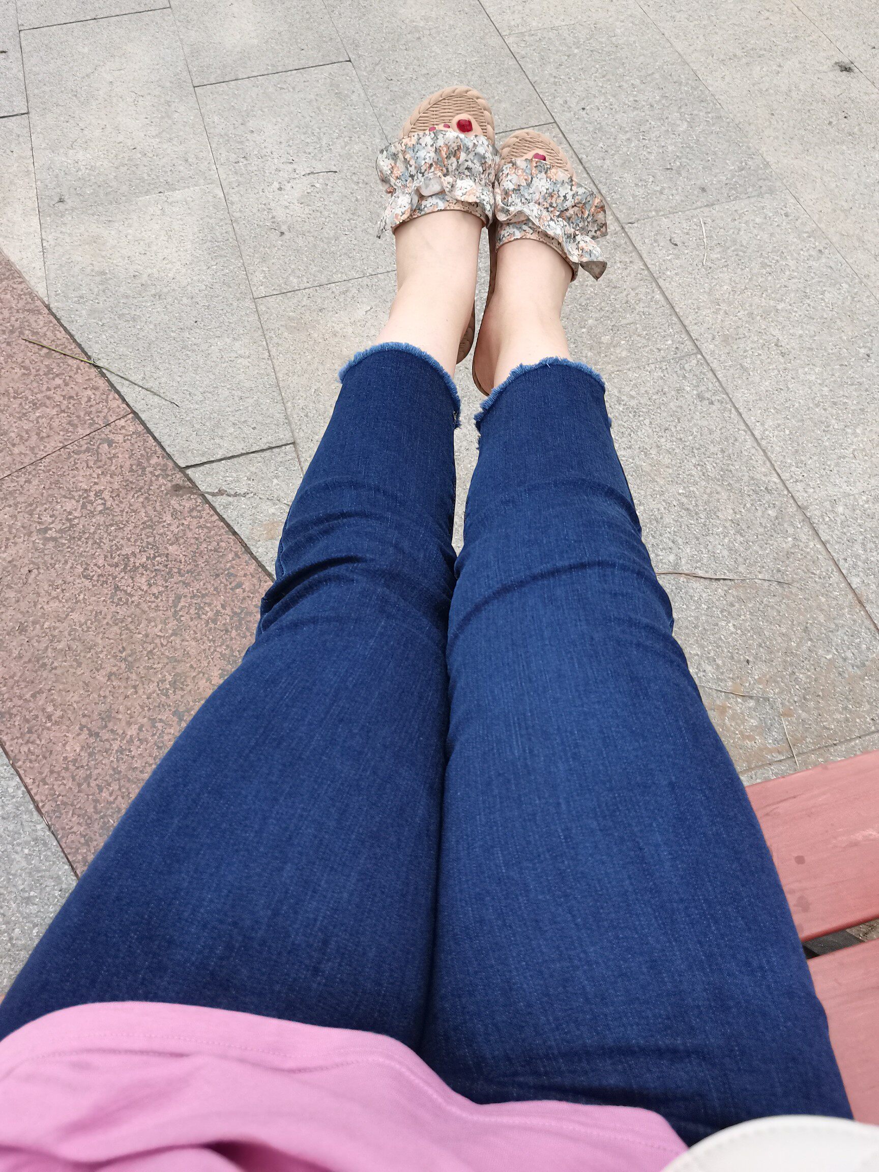 整体评价:牛仔裤颜色很正,是我想要的,请忽略我的大粗腿,八分裤显腿长