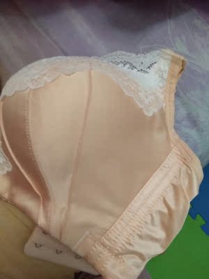 颜色很漂亮没有什么色差，大小刚好挺合身的，适合现在天气穿很不错。