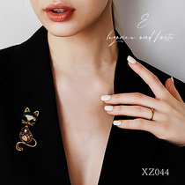 Flower brooch female European and American luxury blue crystal corsage mother pin mother elder gift cat accessories accessories