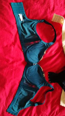 肉色的是才买的，长度短了两三个排扣的样子。黑色和绿色是实体店之前买的都是75b，上下围尺寸跟网上买的是一样的。网上买的聚拢挺好，太紧了。客服说因为罩杯深浅大小不一样。这个解释无法理解，胸大小就算了，长短应该一样撒。一点都不标准，让送一个排扣就算了，对方说公司没有这个东西。无语