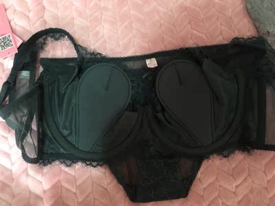 这是自己第二次在这家店铺买内衣了，因为自己之前从来没尝试过这么薄的内衣，之前买了两套穿着觉得特别舒服，没有那么闷热的感觉，很自然的亲肤，上次的内衣穿着没发现身上有掉色现象，但是清洗时会有一点褪色，也不知怎么搞得，店家应该知道这样的女士贴身之物，肯定不会用不好的面料吧，自己还是忍不住又回购了两套，作为过年期间穿，这次买了内部有防凸起的棉了，这样更完美了，薄而不尴尬，挺好的内衣，蕾丝设计很甜美，女生一般都喜欢这样的吧，墨绿色，颜色很正，灰色也好看，挺满意的哦，墨绿色拍出的颜色不怎么对哎，怎么也拍不出实物的颜色，哎，实物的墨绿色还是很正的哦
