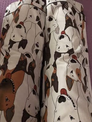 买了两套，就是喜欢裤子才买的。质量一般，上衣质量摸着没有裤子好，很明显能摸出来，上衣起球裤子不起球，但是裤子膝盖会鼓包，而且是鼓很高的包。做工还好，走线挺整齐，线头不多。整体上，穿着挺舒服，但是这个价格偏贵了。