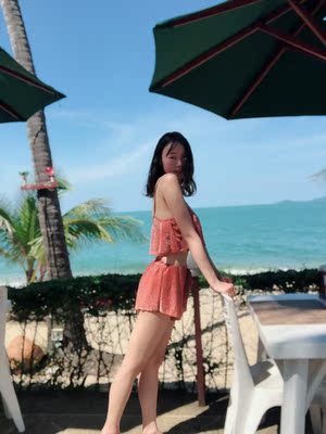 发货速度很快，出去巴厘岛玩穿了一下很好看特别美，很喜欢这种特殊的面料，很飘逸仙气满满十足好看，下水后也是速干的也不会尴尬面料挺好的！颜色特别抬肤色，十分的显白，比图片暗点但实物很好看！出去玩的时候一定买两套泳衣带着，方便换穿酒店晾不干的！犹豫的可以放心购买，一直在这家买质量挺好的，新款比较多，有问题客服解决也比较及时！支持这家店家，很棒棒哦&hellip;&hellip;