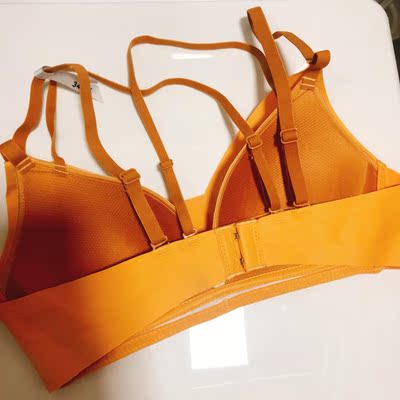 内衣质量很好 款式好看 ，穿起来很轻便。面料好 上身舒服。颜色也很喜欢。