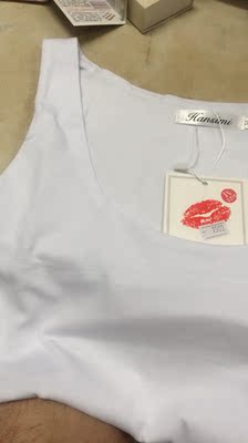 衣服质料非常柔软，十分之纯白，贴身剪裁，八身形都显得玲珑浮凸