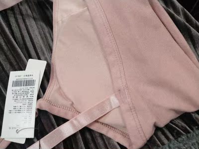 穿了一段时间，没有变形，还是这么漂亮，追加之前忘记的晒图啦，卖家给点封口费吧，以后不晒拍的这么丑的照片啦，哈哈😄😄😄