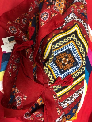 挺好的，竟然有赠品，还那么好，意外惊喜。不过我微胖，穿着有点紧，好的是勒出了线条，哈哈哈