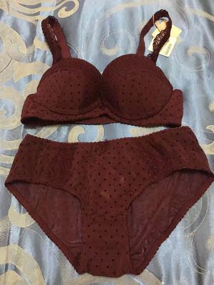 双十一买了这家四套内衣,最满意的就是酒红蕾丝肩带的这套,穿着舒服,聚拢效果也好,但是丝绒面料这套就真的是主打舒适度了,穿着平胸的那种.... 双十一买了这家四套内衣,最满意的就是酒红蕾丝肩带的这套,穿着舒服,聚拢效果也好,但是丝绒面料这套就真的是主打舒适度了,穿着平胸的那种....