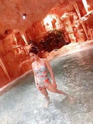 泳衣的花纹配色非常鲜艳，非常显体型，料子特别舒服，