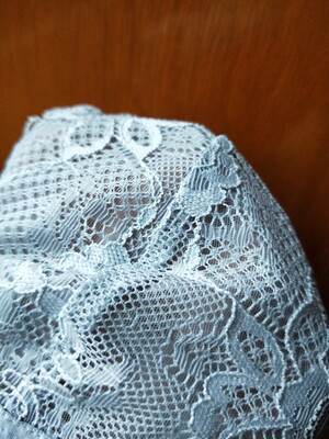 内衣很舒适，不是钢圈的，是一排扣，已经下水洗过了，没有褪色现象，蕾丝花纹也很好看，上身效果非常性感，可以调节带子长度。买了黑色和灰色，下次再买酒红色。深色会比较显皮肤白。黑色抹胸内衣也好看，可以安上带子不容易掉。是4排扣子的，还有可拆卸的胸垫。价格很实惠。以后会继续回购这家店铺的内衣。会一直关注上新的东西。卖家客服态度很好。物流也超级给力。