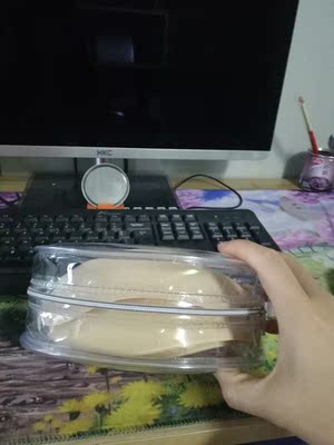 店家态度很好，之前下单的时候说急用店家下午就发货了，第三天就到了，刚好明天拍婚纱照。打开看确实好，有独立包装很满意，祝店家生意兴隆