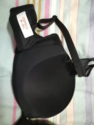 软钢圈，聚拢，舒服贴合胸部。加一尚品的内衣真的质量超级好，去年双十一无意间买了两件以，穿了一年一点都有没变形，但是又不贵，真的好喜欢，平时不舍得买，双十一一口气囤了五件。超级划算。发的顺丰和韵达，都包装完美，走线做工没得说！真的要美哭了，粉了粉了，服务态度也好，物流也快。给力。