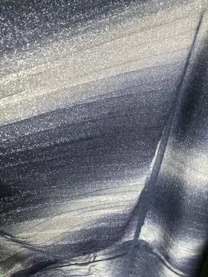 这款裙子，真的很好看很满意，穿上显瘦，遮腿粗，非常显身材，裙子很飘逸又仙又显时尚，最主要的是，绝对对得起这个价格，我也是因为看见同事买了这种纱裙，才想买的，她看见我这个之后，马上退了她刚到的，也买了这家的，最主要是这个价格真的不算贵啊，这种质量很满意，颜色做工各方面都满意。最最重要的是线头处理的非常干净，哪怕我在大牌店买衣服，也难有这么实在周到的服务。喜欢，点赞~