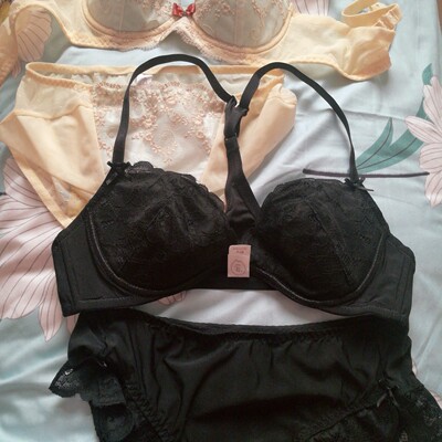 很好看啊,一直穿怡倩家内衣就是很有质感的。花花也很好看,质量也好,都是那种薄棉杯,再也不怕把海绵洗坏了,但是还是得注意啊。我这个都洗过了哈哈,一起洗的黑色也不掉色很放心。价格双十一买的很便宜,平时感觉贵贵的嘻:-P,前扣的罩杯比别的款要小一点点不过也还行辣,内裤有点大哈哈 很好看啊,一直穿怡倩家内衣就是很有质感的。花花也很好看,质量也好,都是那种薄棉杯,再也不怕把海绵洗坏了,但是还是得注意啊。我这个都洗过了哈哈,一起洗的黑色也不掉色很放心。价格双十一买的很便宜,平时感觉贵贵的嘻:-P,前扣的罩杯比别的款要小一点点不过也还行辣,内裤有点大哈哈