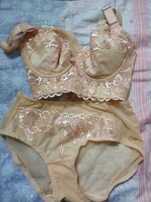 宝贝和图片描述一样，质量很好，穿着很聚拢，值得购买