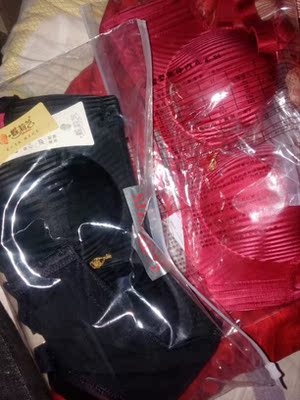 收到了。物流快？试穿了下。文胸刚好。下围不用扣到第三了。内裤底腰的有点紧穿下就会松了。