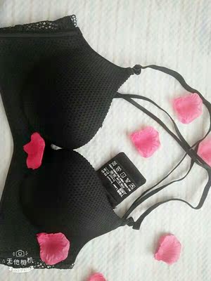 内衣早就收到了,质量不错。颜色与图片一致,试穿了一下,很亲肤。带子是美背,很漂亮喔!聚拢效果杠杠的。 内衣早就收到了,质量不错。颜色与图片一致,试穿了一下,很亲肤。带子是美背,很漂亮喔!聚拢效果杠杠的。