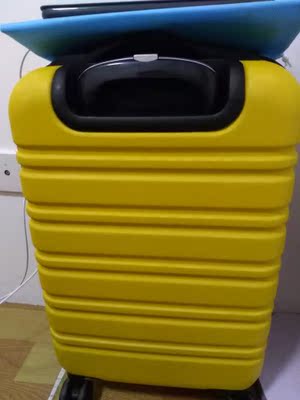 颜色很满意了，卖家发货特别快，第一天下单第二天就到了，一直想要一个黄色的行李箱，还送了贴纸，质量也还可以。希望能承受着上飞机托运的摧残，剩下的就是凑字数了，我写了多少字儿了呀，怎么还没到，啊呀呀呀～