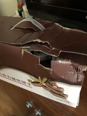 快递太暴力了！估计里面也好不了哪去！