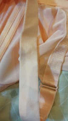 文胸很舒服，罩杯很薄，运动款是五个排扣的，肩带很宽，下围大的mm可以增加排扣