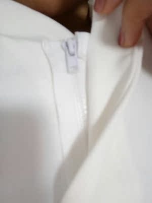 面料是有点滑的那种，不会皱，很容易干。 质感还是不错的，正常穿一点都不漏，可以穿着出去玩，也可以在屋里当睡衣穿，比较修身。身高160cm,体重96斤，腰围85cm，胸围65cm,臀围87cm，穿这个号正好。