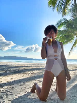 很漂亮的泳衣，朋友都說很適合我，配件牛仔褲就可以上街