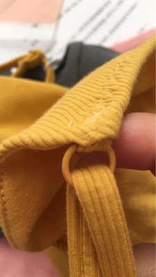 好看。比较厚实。胸垫可以抽出来！很可爱。内衣带上面的圆环也是黄色的。非常可爱！买啊！而且还送了一条内裤。