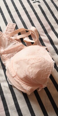 双十一买的，以为很划算了结果双十一以后比双十一价格还要便宜，我也真是服气的，幸好内衣还是挺好的，穿起来也挺不错，罩杯很合适，总之来说很不错吧，但是希望以后不要这么坑了，太坑了，双十一过后又满了，和这个价位差不多的才花了20多块。总体来说很不错，颜色也很漂亮