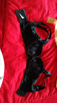 肉色的是才买的，长度短了两三个排扣的样子。黑色和绿色是实体店之前买的都是75b，上下围尺寸跟网上买的是一样的。网上买的聚拢挺好，太紧了。客服说因为罩杯深浅大小不一样。这个解释无法理解，胸大小就算了，长短应该一样撒。一点都不标准，让送一个排扣就算了，对方说公司没有这个东西。无语