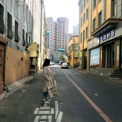 刚穿会磨脚 不过新鞋都这样 穿两天就不磨脚啦 颜色是致命的好看。