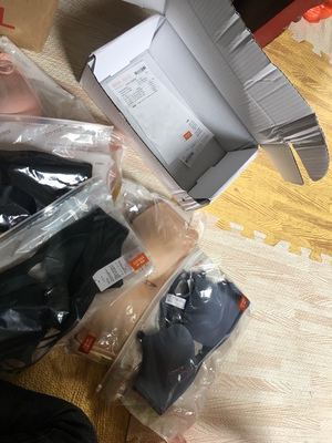 去年双十一在加一买了五件内衣，穿着没有束缚感。今年双十一又买了七件，给妈妈买了两件。今年的内衣凑近闻会有味道，去年的没有，因为我买内衣都会问一下有没有臭味。今年的双十一力度比去年大。这是一个好评模板，不要看了下面都是废话。因为本仙女很懒不想每个宝贝都写好评所以才模仿网友的好评模板，但是这个宝贝不管是质量还是款式都是本仙女喜欢的如果不喜欢本仙女收到会很生气然后这个模板就会变成各种喋喋不体的吐槽，自然不会撒下这个好评给各位淘友一个参考。本宝贝还是极好的，来自一位懒省事的只爱购物不爱写评论只想换积分的仙女