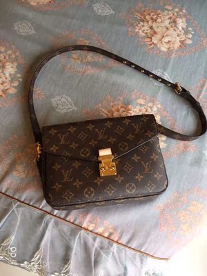 包包非常满意，款式经典，永不过时，细节做的很到位，品质特别好，年底准备再入手一个。