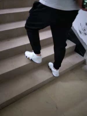 鞋子到了,物流很给力,虽说是高仿,但是包脚确实不错,穿上很舒服,鞋底不硬,不蹩脚,看看穿一段时间再评论。 鞋子到了,物流很给力,虽说是高仿,但是包脚确实不错,穿上很舒服,鞋底不硬,不蹩脚,看看穿一段时间再评论。