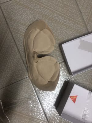 买来当姐妹仔礼服戴的，这是平胸的福利，价格比波波小姐便宜很好，有它穿一字肩都不怕尴尬了