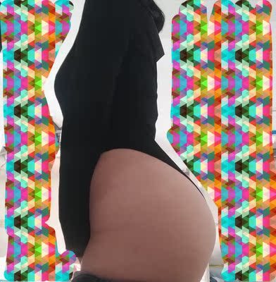 快递有些慢  不过衣服很喜欢啦 今天出门穿的它 套上羽绒服还不冷呢 不过我有点胖 有点勒逼