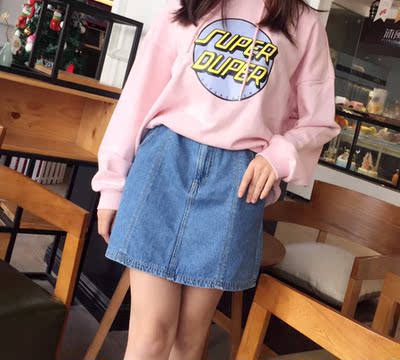 裙子高腰的,版型合身,上身很显瘦呢,配送的腰带可以拆卸,我身高160,45kg买的是s码的裤头稍微有点松,得系上腰带。料子是那种长绒棉,挺亲肤的。 裙子高腰的,版型合身,上身很显瘦呢,配送的腰带可以拆卸,我身高160,45kg买的是s码的裤头稍微有点松,得系上腰带。料子是那种长绒棉,挺亲肤的。