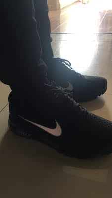 鞋子很舒服,大小合适,外观很酷,店主还送一双袜子 鞋子很舒服,大小合适,外观很酷,店主还送一双袜子