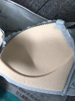 宝贝文胸的质量真的是太好了，尺码合适，穿 着柔软舒适，做工精细，包装很好，收到这么好的文胸感到很惊喜，物美价廉这四个词都不足表达这次购物的心 情，还会再回购哒~