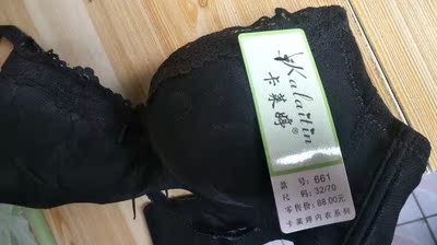 一直出差没时间看，打开看我买的38的，东西居然是32的，哪么小到底怎么穿，问客服一直还不说话，，什么破东西