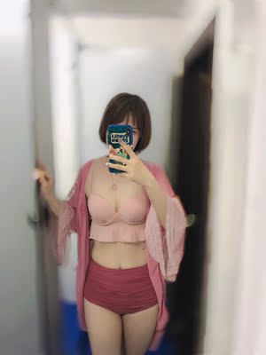 好看的,应该会很适合海边拍照,还没穿着下水,不知道会不会松,请忽略我的肥肉 好看的,应该会很适合海边拍照,还没穿着下水,不知道会不会松,请忽略我的肥肉